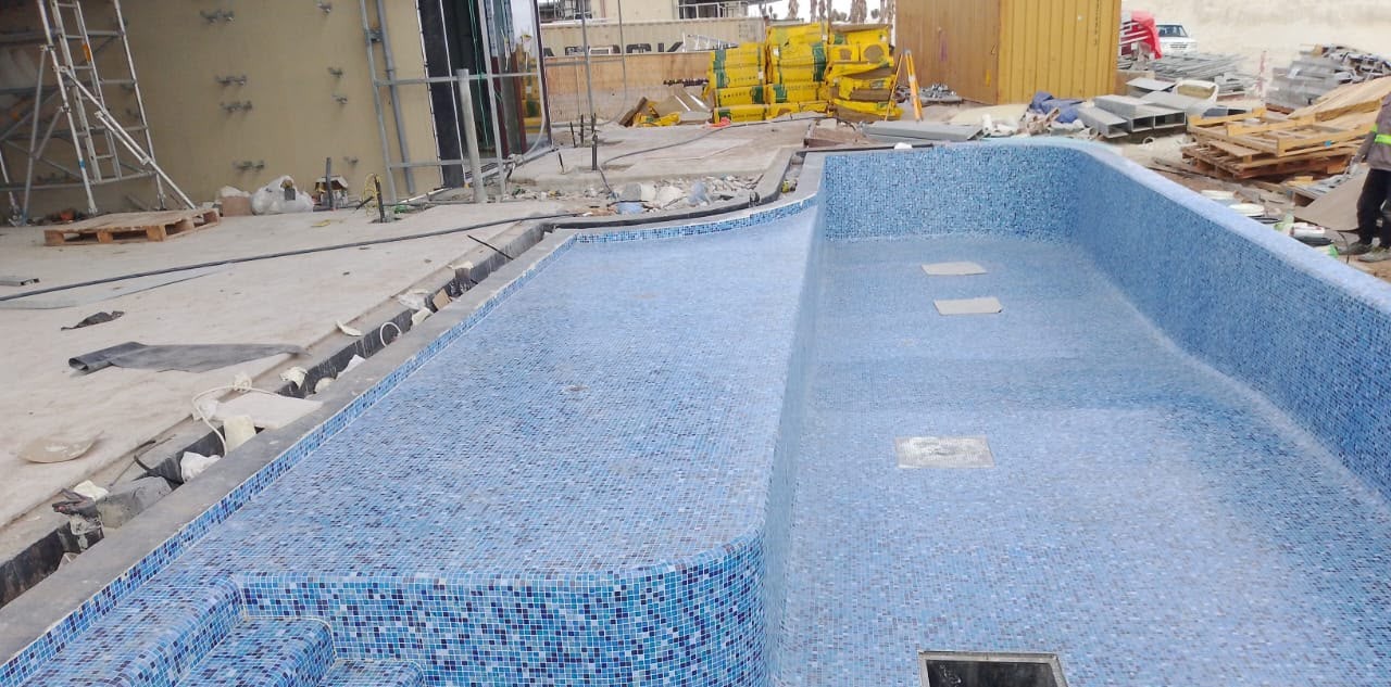 مسبح قيد التنفيذ بموقع ساحلي