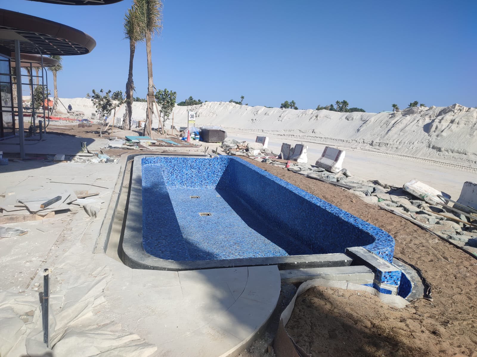 مسبح ملحق بوحدة سكنية
